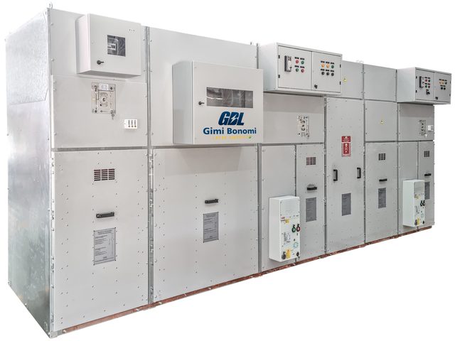 Conjunto de manobra Microcompact 36 kV com vários cubículos lado a lado em perspectiva